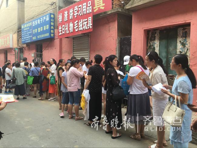泰安初中报名审核第一天,老六中校外打印社排长龙